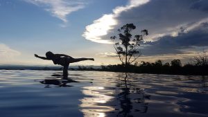 Haciendo yoga al atardecer